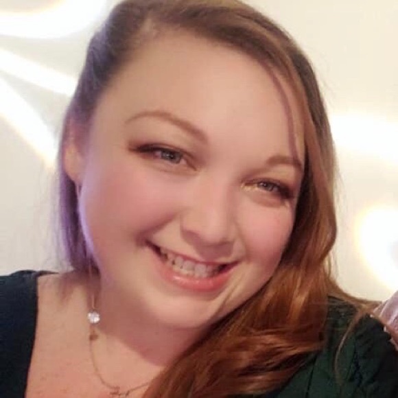 Meet your Posher, Stephanie - Picture 2 of 5